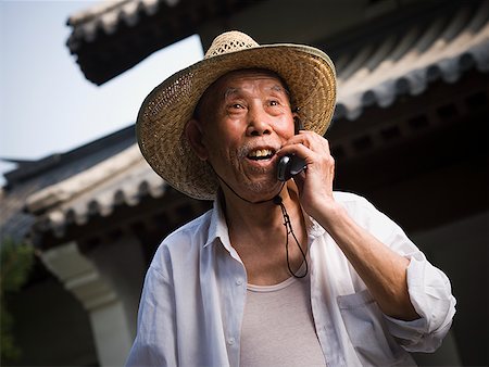 simsearch:640-01601405,k - Mature man talking on cell phone outdoors smiling Foto de stock - Royalty Free Premium, Número: 640-01645557