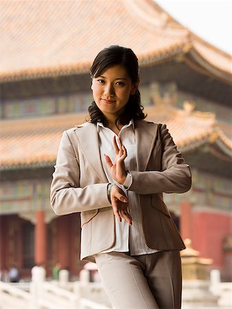 simsearch:640-01601473,k - Businesswoman doing tai chi outdoors smiling Foto de stock - Royalty Free Premium, Número: 640-01645638