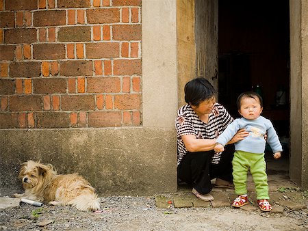 simsearch:640-01574899,k - Bébé holding femme en plein air avec chien Photographie de stock - Premium Libres de Droits, Code: 640-01645677