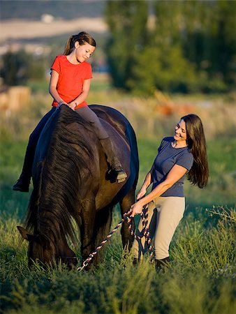 mother and daughter with a horse Foto de stock - Sin royalties Premium, Código: 640-02655825
