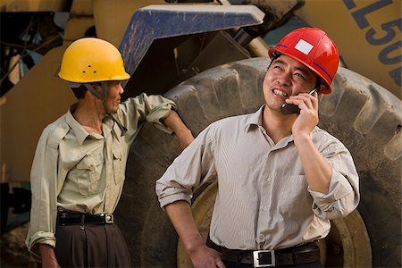 simsearch:640-02949616,k - Two construction workers on the job site. Foto de stock - Royalty Free Premium, Número: 640-02656204