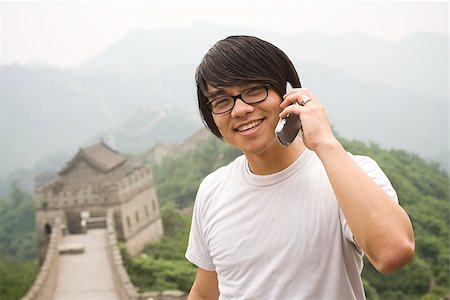 simsearch:640-02776034,k - Junger Mann an der chinesischen Mauer auf einem Mobiltelefon. Stockbilder - Premium RF Lizenzfrei, Bildnummer: 640-02656229