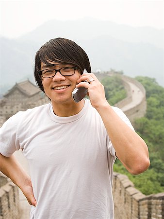 simsearch:640-02776034,k - Junger Mann an der chinesischen Mauer auf einem Mobiltelefon. Stockbilder - Premium RF Lizenzfrei, Bildnummer: 640-02656236