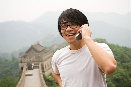 simsearch:640-02776034,k - Junger Mann an der chinesischen Mauer auf einem Mobiltelefon. Stockbilder - Premium RF Lizenzfrei, Bildnummer: 640-02656231