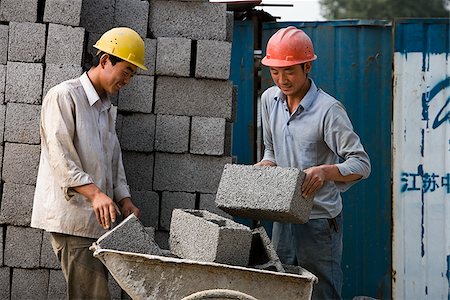 Two construction workers on the job site. Foto de stock - Sin royalties Premium, Código: 640-02656233