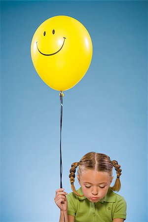 smiley - Enfant tenant un ballon. Photographie de stock - Premium Libres de Droits, Code: 640-02656250