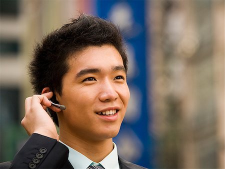 simsearch:640-02949616,k - Man with a cell phone earpiece. Foto de stock - Royalty Free Premium, Número: 640-02656321