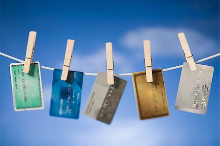 simsearch:640-02657375,k - Cartes de crédit, suspendus pour sécher. Photographie de stock - Premium Libres de Droits, Code: 640-02656364