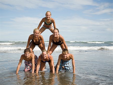 simsearch:640-02657375,k - Pyramide humaine sur la plage. Photographie de stock - Premium Libres de Droits, Code: 640-02656622