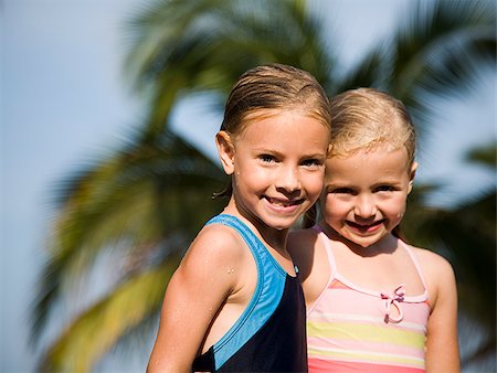 simsearch:640-02776656,k - Two girls at the beach. Foto de stock - Royalty Free Premium, Número: 640-02656681