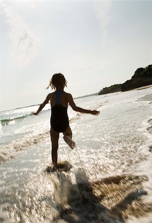 simsearch:640-02776656,k - Young girl running in the surf. Foto de stock - Sin royalties Premium, Código: 640-02656683