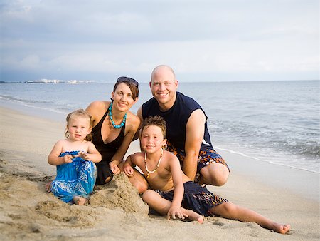 simsearch:640-02776656,k - Family at the beach. Foto de stock - Sin royalties Premium, Código: 640-02656692
