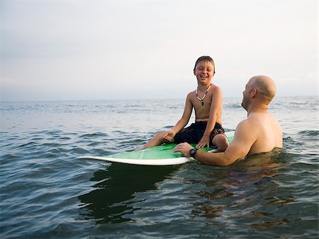 simsearch:640-02776656,k - Father and son at the beach. Foto de stock - Royalty Free Premium, Número: 640-02656705