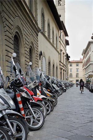 Mopeds in a line in Florence, Italy. Foto de stock - Sin royalties Premium, Código: 640-02656821