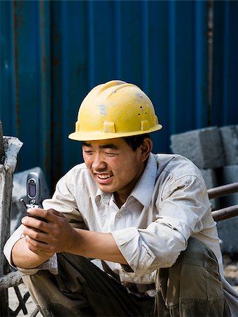 simsearch:640-02949616,k - Construction worker looking at his cell phone. Foto de stock - Royalty Free Premium, Número: 640-02656848