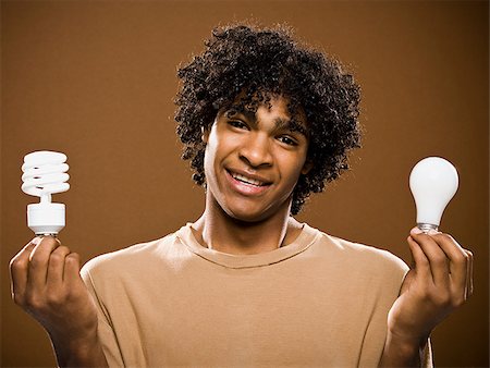 simsearch:640-02776882,k - junger Mann in ein braunes Hemd Glühbirnen halten. Stockbilder - Premium RF Lizenzfrei, Bildnummer: 640-02656872