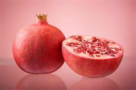 simsearch:640-02656973,k - Pomegranate and a half. Fotografie stock - Premium Royalty-Free, Codice: 640-02656964