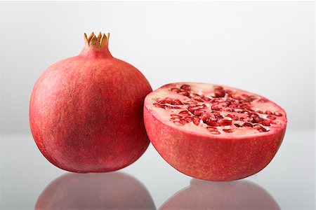 simsearch:640-02656973,k - Pomegranate and a half. Fotografie stock - Premium Royalty-Free, Codice: 640-02656965