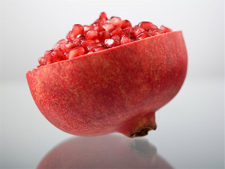 simsearch:640-02656973,k - Half of a pomegranate. Fotografie stock - Premium Royalty-Free, Codice: 640-02656966