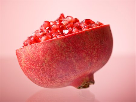 simsearch:640-02656973,k - Half of a pomegranate. Fotografie stock - Premium Royalty-Free, Codice: 640-02656967