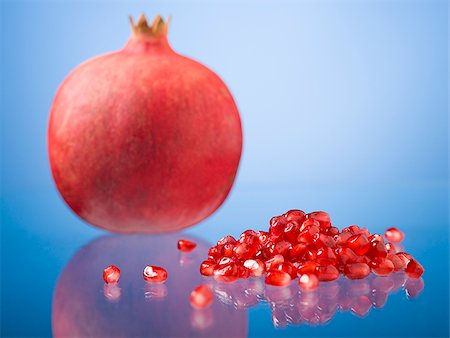 simsearch:640-02656973,k - Pomegranate and pomegranate seeds. Fotografie stock - Premium Royalty-Free, Codice: 640-02656974