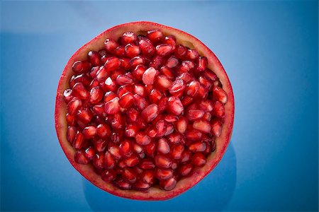 simsearch:640-02656973,k - Half of a pomegranate. Fotografie stock - Premium Royalty-Free, Codice: 640-02656972