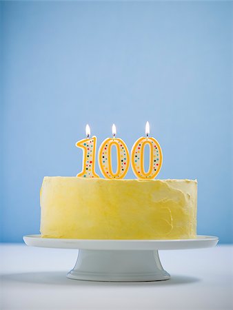 simsearch:640-02657375,k - gâteau blanc sur un plateau avec des bougies. Photographie de stock - Premium Libres de Droits, Code: 640-02657198