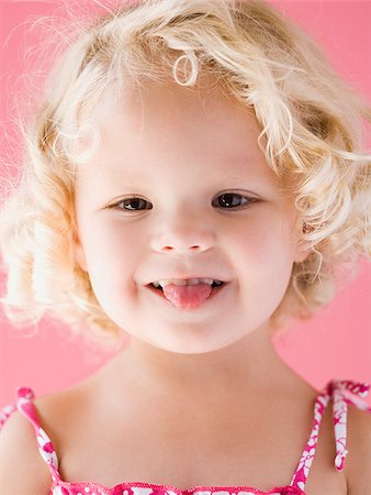 sticking out her tongue - little girl sticking her tongue out. Foto de stock - Sin royalties Premium, Código: 640-02657410