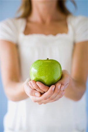simsearch:640-02656973,k - woman holding a green apple. Fotografie stock - Premium Royalty-Free, Codice: 640-02657502