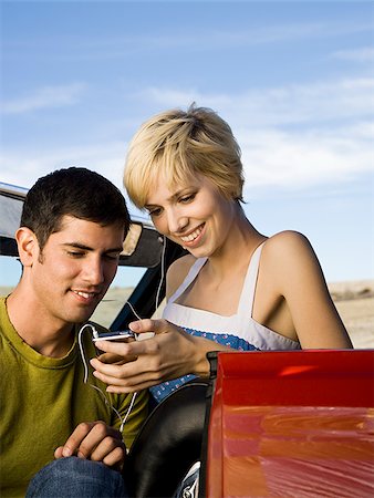 man and woman next to a red convertible Foto de stock - Sin royalties Premium, Código: 640-02657624