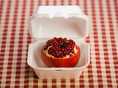 simsearch:640-02656973,k - pomegranate in a fast food container Fotografie stock - Premium Royalty-Free, Codice: 640-02657766