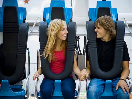 roller-coaster - jeune couple dans un parc d'attractions Photographie de stock - Premium Libres de Droits, Code: 640-02657780