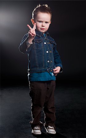 little boy making peace sign Stock Photo - Premium Royalty-Free, Code: 640-02658833