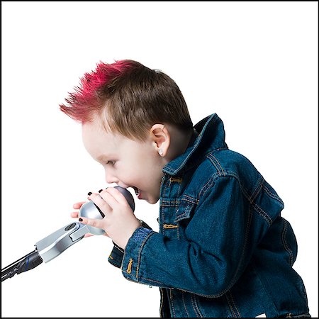 little boy singing into a microphone Foto de stock - Royalty Free Premium, Número: 640-02658869