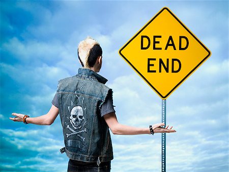 simsearch:640-02779202,k - man looking at a dead end sign Stock Photo - Premium Royalty-Free, Code: 640-02658995