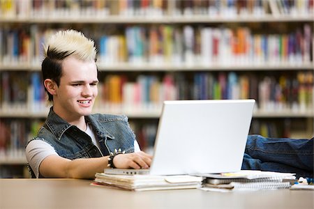 student laptop library - in the library Stock Photo - Premium Royalty-Free, Code: 640-02659406