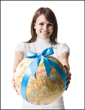 simsearch:640-02658258,k - femme donnant un globe Photographie de stock - Premium Libres de Droits, Code: 640-02659485