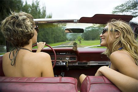 purificador de aire - High angle view of two young women in a car Foto de stock - Sin royalties Premium, Código: 640-02764488