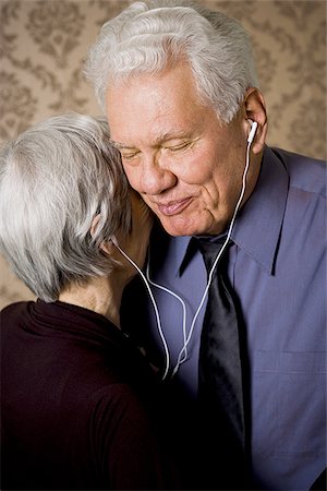 simsearch:614-06718874,k - Profile of an elderly couple dancing and listening to music Fotografie stock - Premium Royalty-Free, Codice: 640-02764588