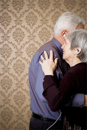 simsearch:614-06718874,k - Profile of an elderly couple dancing and listening to music Fotografie stock - Premium Royalty-Free, Codice: 640-02764589