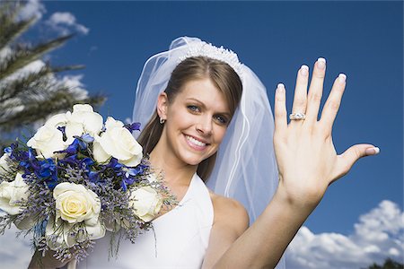 simsearch:640-01349457,k - Portrait of a bride showing her wedding ring and smiling Foto de stock - Sin royalties Premium, Código: 640-02764768