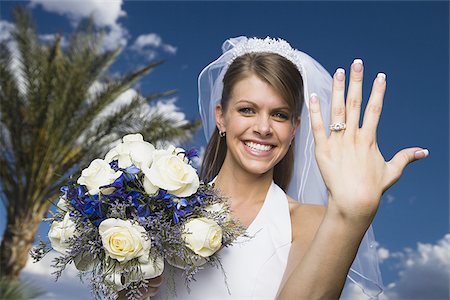 simsearch:640-02767995,k - Portrait of a bride showing her wedding ring and smiling Foto de stock - Sin royalties Premium, Código: 640-02764770