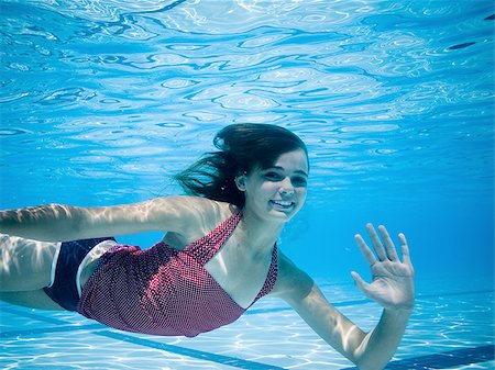 simsearch:640-02769541,k - Fille de nager sous l'eau dans la piscine Photographie de stock - Premium Libres de Droits, Code: 640-02764894