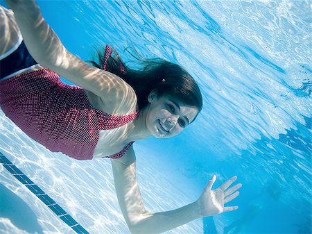 simsearch:640-02769487,k - Girl swimming underwater in pool Stock Photo - Premium Royalty-Free, Code: 640-02764896