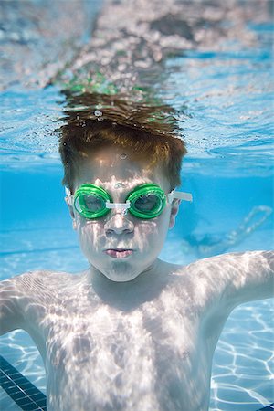 portrait of a boy underwater - Boy swimming underwater in pool Foto de stock - Sin royalties Premium, Código: 640-02764898