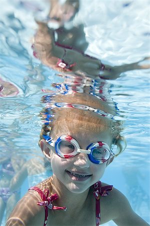 simsearch:640-01350734,k - Fille de nager sous l'eau dans la piscine Photographie de stock - Premium Libres de Droits, Code: 640-02764904