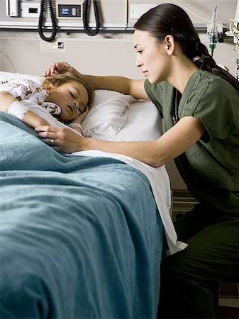 simsearch:640-02771739,k - Young girl in hospital bed with nurse Foto de stock - Royalty Free Premium, Número: 640-02765062