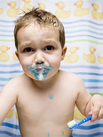 simsearch:640-03261285,k - Young boy brushing teeth in bathroom sink Foto de stock - Sin royalties Premium, Código: 640-02765193