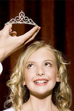 Man placing crown on girl's head Fotografie stock - Premium Royalty-Free, Codice: 640-02765259