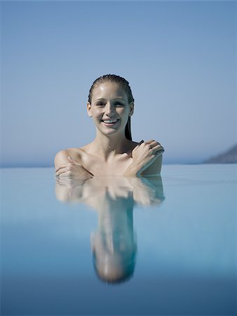 simsearch:640-02774974,k - Femme en souriant piscine Photographie de stock - Premium Libres de Droits, Code: 640-02765312